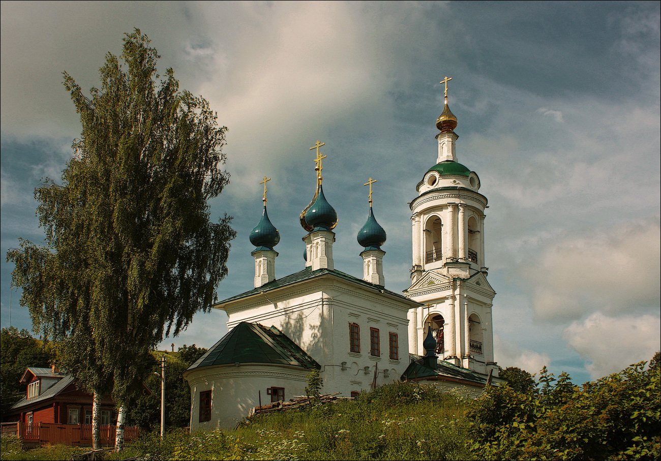 Белоснежная Варваринская церковь, построенная в 1821 году